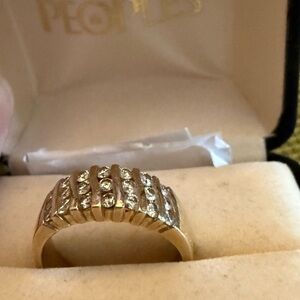 14 k gold ring with natural diamonds size 6